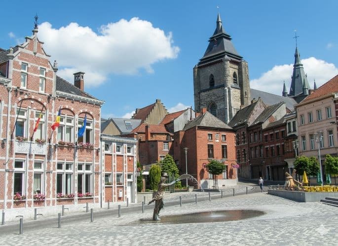 Woning Verkopen in Zinnik: Complete Gids voor de Henegouwse Steenwarefstad